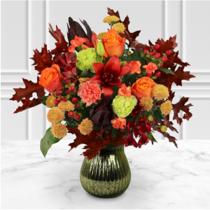 红色百合、鲜艳的橙色玫瑰和古铜色菊花花束