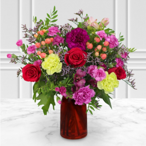 樱桃红玫瑰、洋红色康乃馨和精致的紫丁香薰草混合花束