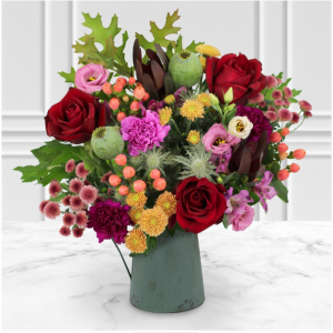 深红色玫瑰、酒红色康乃馨和古铜色菊花花束