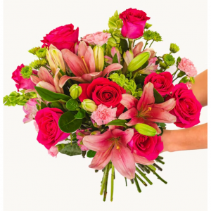 亮粉色玫瑰、浅粉色康乃馨和百合花束