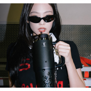新品上市:Stanley x JENNIE 联名款吸管杯+限定杯挂  @ Stanley