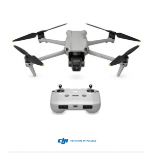 DJI Air 3 无人机，配备 RC-N2 遥控器