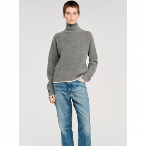 超大款羊毛大衣，配有可拆卸围巾