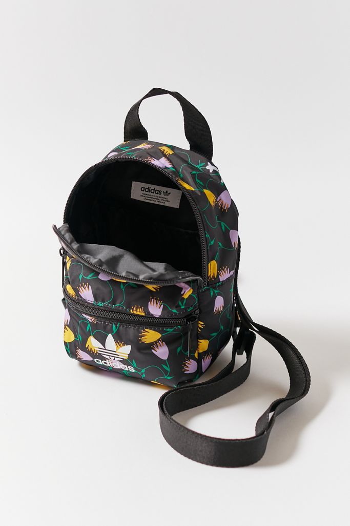 $19.99(原价 $35) Urban Outfitters官网 adidas 20年新款春季印花mini双肩包热卖 