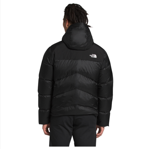 这款The North Face羽绒服轻松舒适的款式