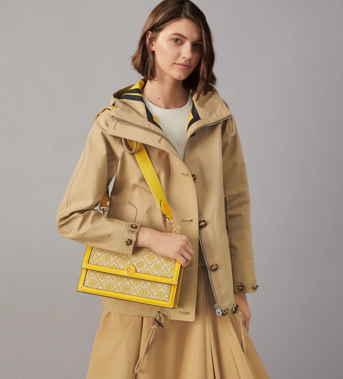 这款T Monogram老花单肩包的设计借鉴了复古相机包