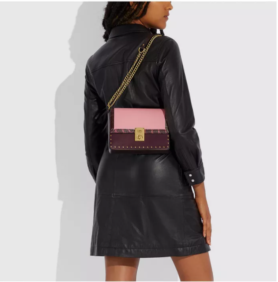 $297 (原价 $495) + 免邮Macy s官网 COACH X Jennifer Lopez Hutton 粉色小方包6折热卖 