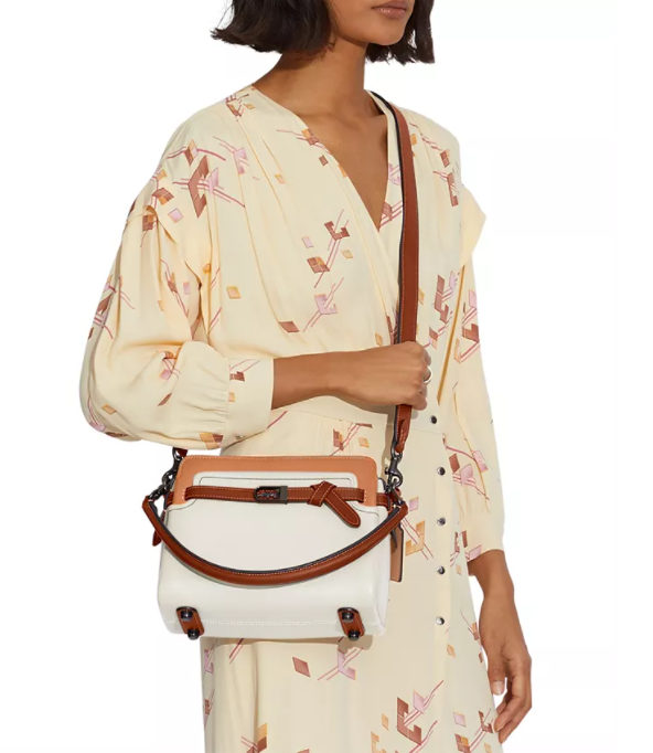 $297 (原价 $495) + 免邮Macy s官网 COACH Tate Carryall 奶茶拼色斜挎包6折热卖 