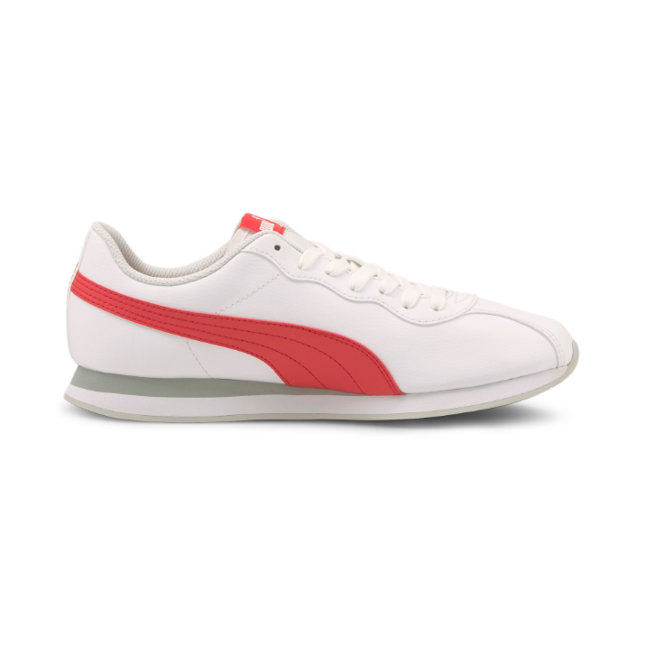 光滑的鞋面带有经典 PUMA 品牌标志的 Softfoam+ 中底之上