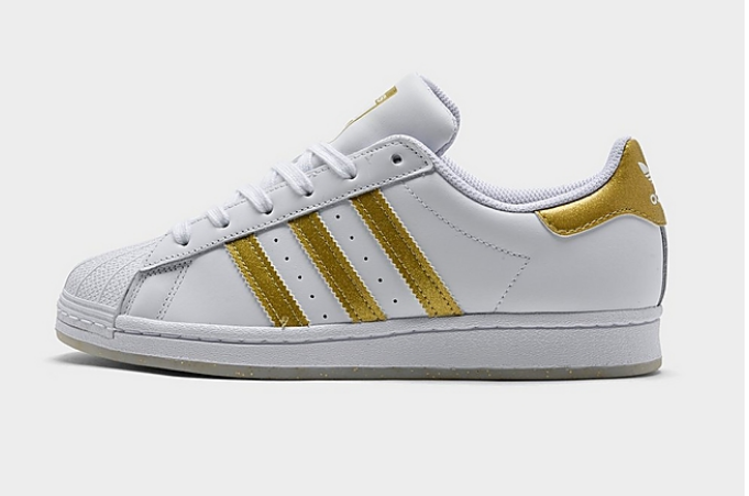 三叶草的 小白鞋这几年是有多火想必都不用说了