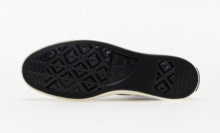 这款Converse X Chinatown Market X NBA Chuck 70联名款高帮帆布鞋主要采用了黑白红的经典配色