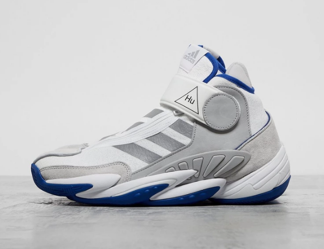 这款高性能篮球鞋的顶部采用透气网眼布