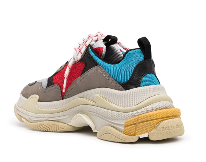 $697 (原价 $996) FARFETCH官网 Balenciaga Triple S 巴黎世家爆款老爹鞋7折热卖 