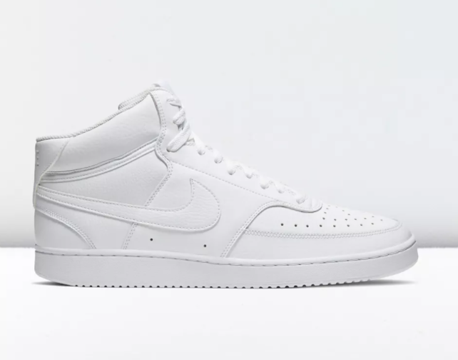 全新 Nike Court Vision 运动鞋将 80 年代篮球运动的快速突破风格与当下篮球赛的快节奏文化相糅合