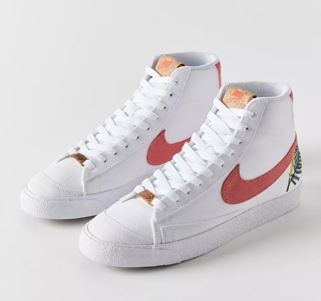 这款Nike Blazer Mid ‘77 SE刺绣款高帮鞋鞋身采用细腻麂皮皮革材质打造