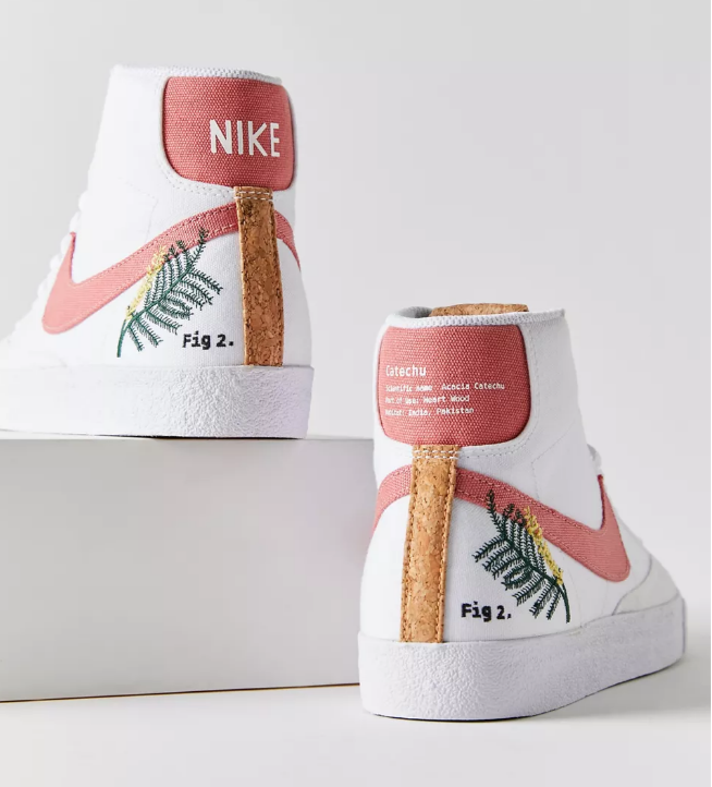 这款Nike Blazer Mid ‘77 SE刺绣款高帮鞋鞋身采用细腻麂皮皮革材质打造