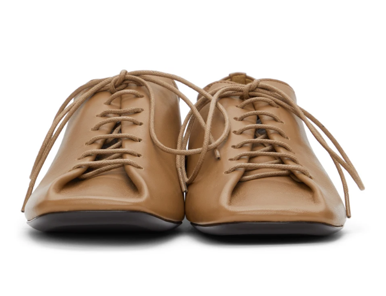 这款Lemaire奶咖色系带乐福鞋