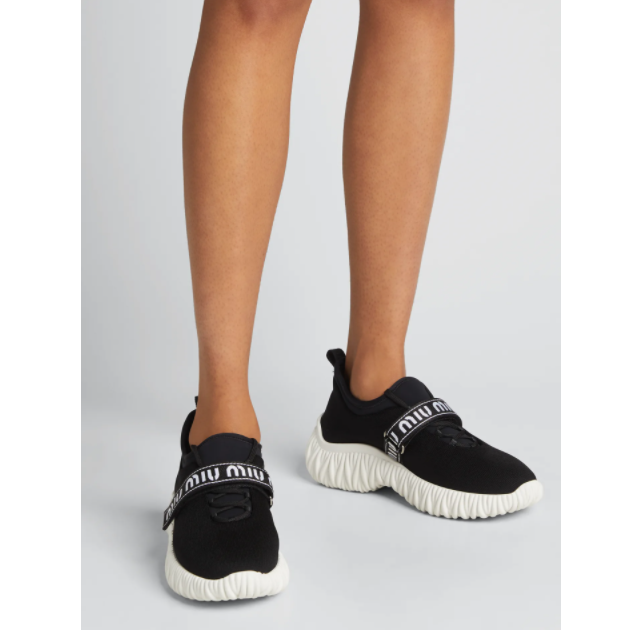 缪缪(Miu Miu) 是与普拉达同属Prada集团的独立品牌