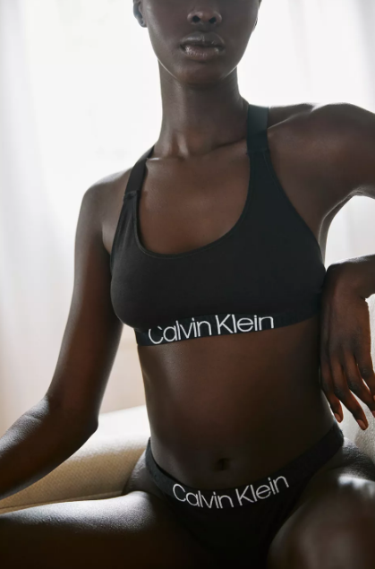这款 Calvin Klein 无衬里休闲文胸采用创新面料制成的环保设计