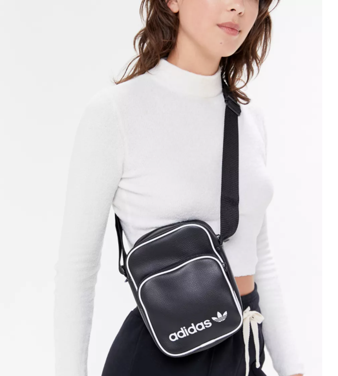 这款阿迪斜跨包