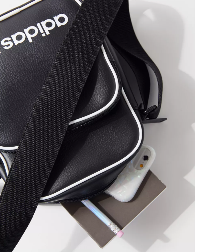 $19.99 (原价 $35) Urban Outfitters官网 adidas Originals Vintage Airliner 迷你斜挎包5.7折热卖 