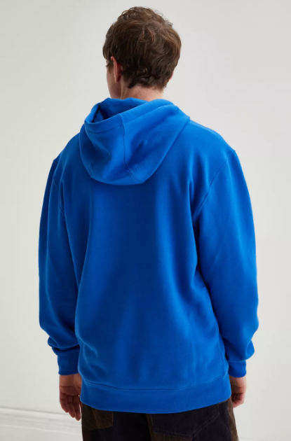 这款Vans ’66 Champs玫瑰花卉连帽衫正面饰有徽标文字还有一朵精致的玫瑰花