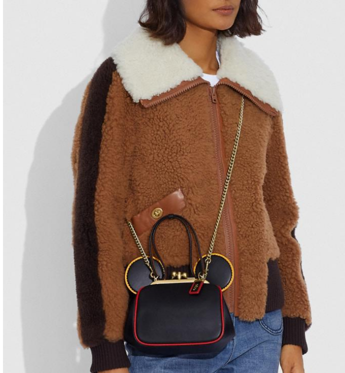 Coach Outlet官网 Coach Disney Mickey Mouse X Keith米奇斜跨吻锁包5折热卖 $247.50 (原价 $495) + 包邮Coach Outlet官网 Coach Disney Mickey Mouse X Keith米奇斜跨吻锁包5折热卖