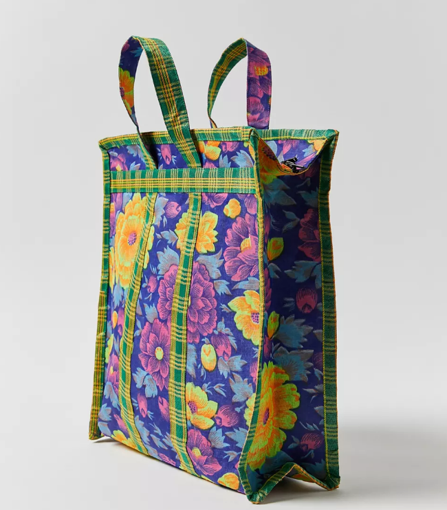 这款UO Mesh复古花卉托特包由带有加固饰边的耐磨网布制成