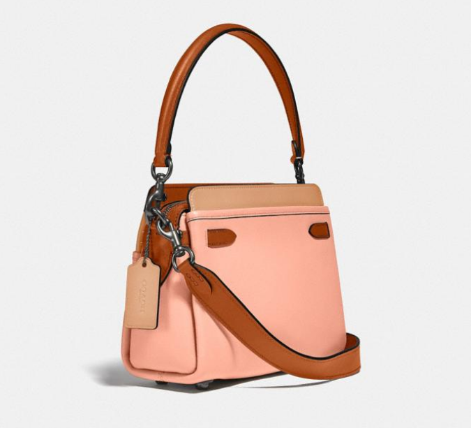 这款Tate拼色斜挎包隔层丰富 