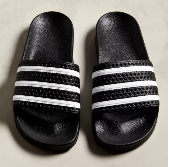 $9.99 (原价 $45) Urban Outfitters官网 adidas Adilette 经典澡堂拖2.2折热卖  