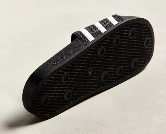 $9.99 (原价 $45) Urban Outfitters官网 adidas Adilette 经典澡堂拖2.2折热卖  