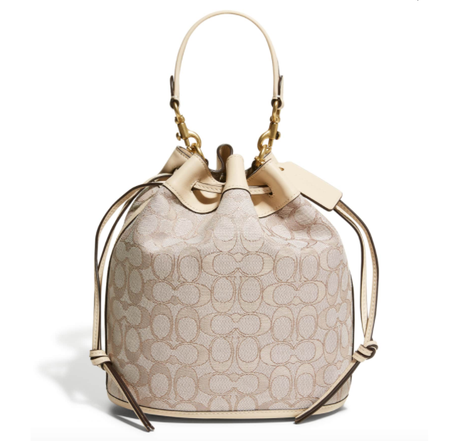 这款水桶包以COACH经典的Signature提花面料与柔裂皮革相互拼接