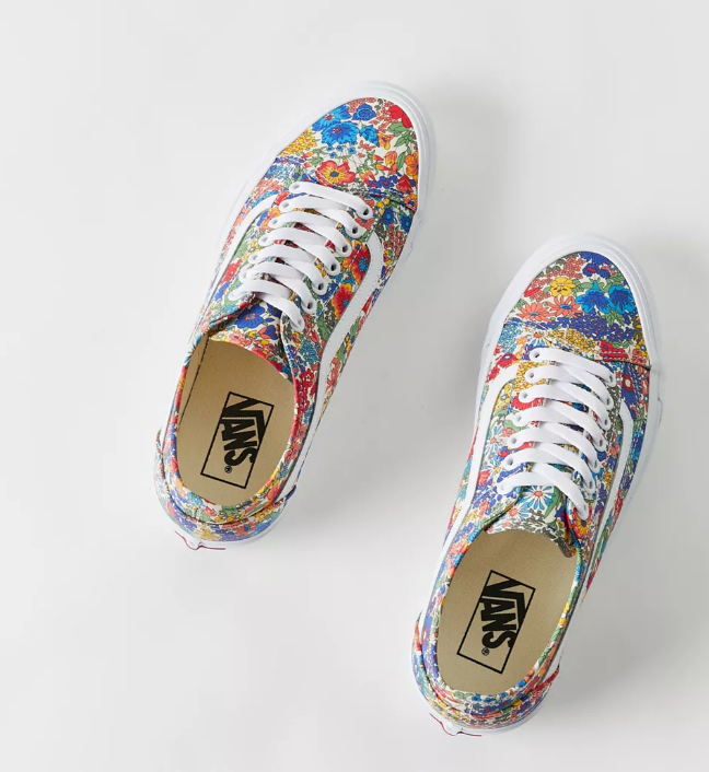 这款 Vans X Liberty Art Fabrics Old Skool联名款花卉板鞋采用来自 Liberty 丰富面料的花卉印花精制而成
