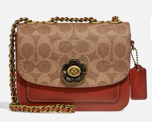 Coach 执行创意总监 Stuart Vevers 经常从 70 年代和 80 年代的纽约风格中寻找灵感