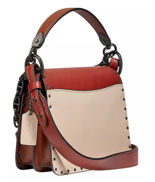 紧凑型的18号单肩包采用抛光鹅软石纹皮革和结实涂层帆布制作