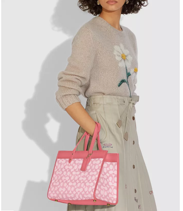 喜欢蔻驰包包的女孩们一定对品牌经典图腾Coach Signature不陌生