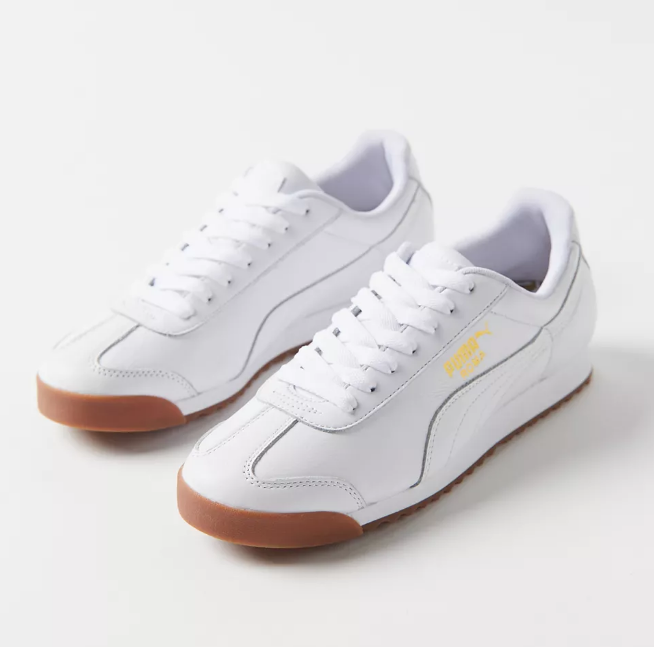 这双Puma Roma经典款运动鞋采用全皮革鞋面、单色调和对比色橡胶外底