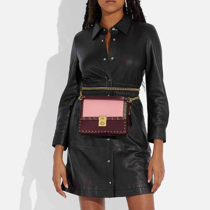 £198 (原价 £495) + 免邮MyBag官网 Coach Jennifer Lopez Hutton 女士拼色链条单肩包4折热卖 