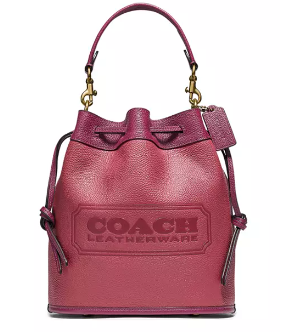 这款水桶包以COACH经典的Signature提花面料与柔裂皮革相互拼接