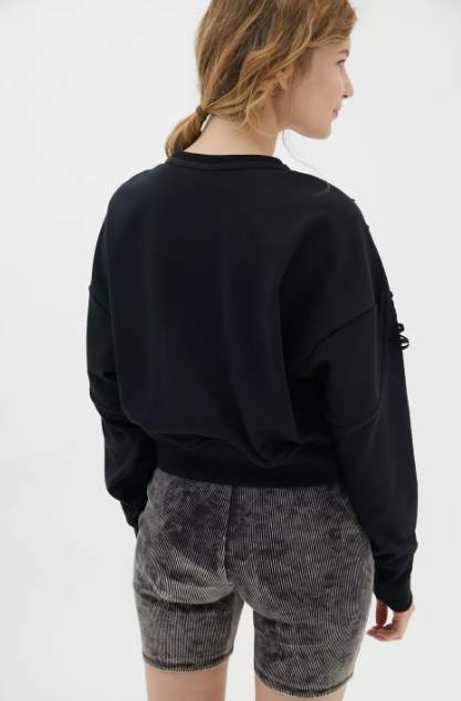 这款Nike Crisscross 圆领短款运动衫采用交叉松紧带延伸至肩部