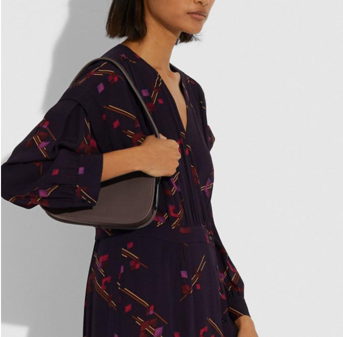 £110 (原价 £275) + 免邮Coach Swinger 纯色腋下包额外8折促销 