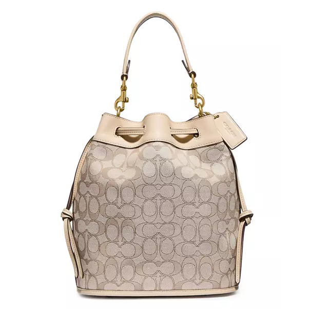 这款水桶包以COACH经典的Signature提花面料与柔裂皮革相互拼接