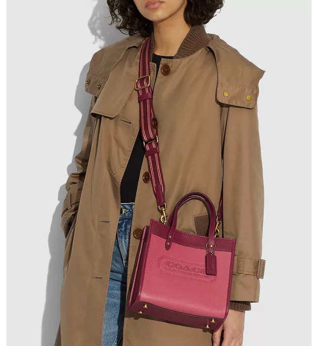 $262.50 (原价 $350) + 免邮Bloomingdale s官网 COACH Field 红拼马车托特包75折热卖 