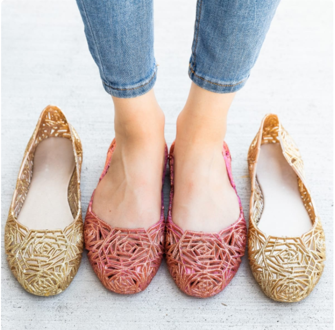 这款平底鞋采用果冻材料制作精美