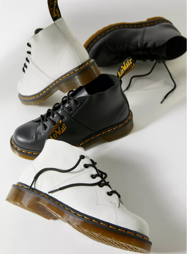 Dr. Martens这款教堂猴靴不同于一般的款式外观