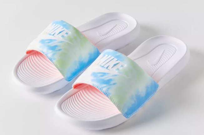 $19.99 (原价 $35) Urban Outfitters官网 Nike Victori One Print 女士凉鞋57折热卖 