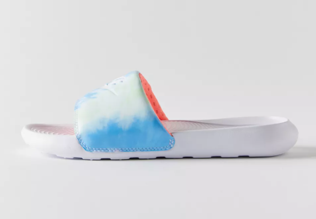 $19.99 (原价 $35) Urban Outfitters官网 Nike Victori One Print 女士凉鞋57折热卖 