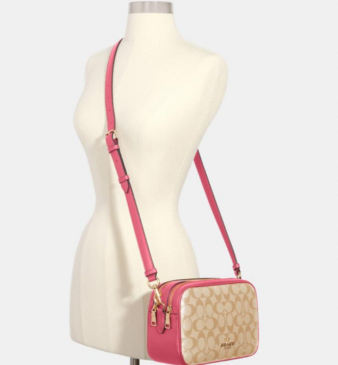 这款Coach Jes粉拼老花相机包采用真皮制成