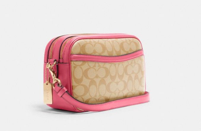 这款Coach Jes粉拼老花相机包采用真皮制成