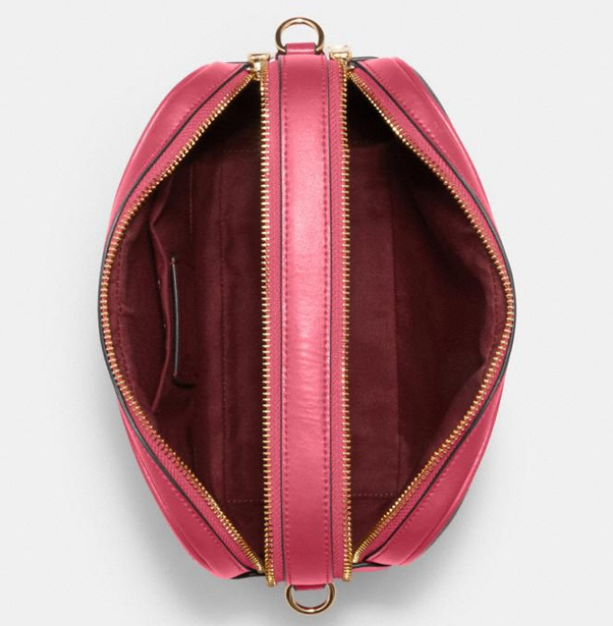 这款Coach Jes粉拼老花相机包采用真皮制成